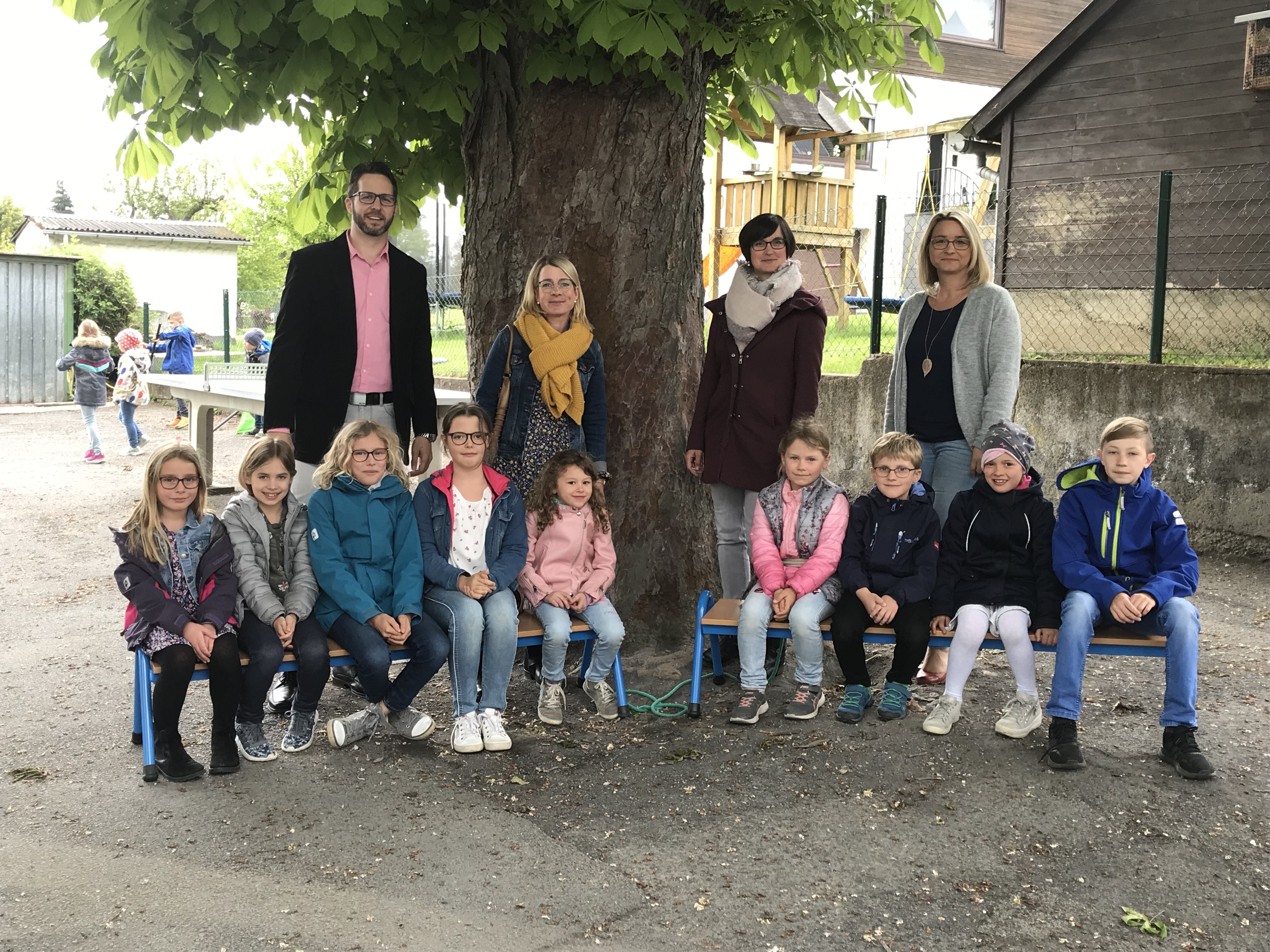 Neue Portable Banke Fur Die Grundschule Martinsburg In Hausen